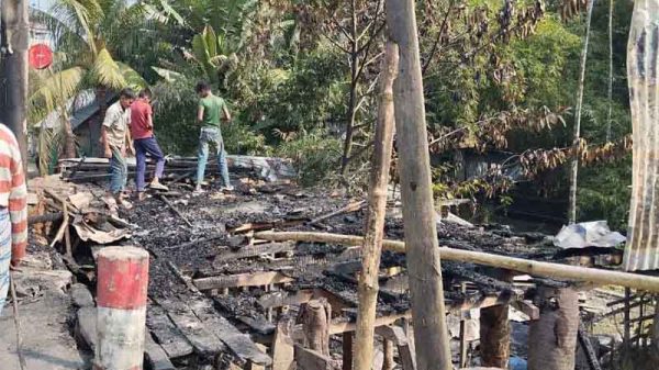 কাঠালিয়ায় অগ্নিকান্ডে ৩টি দোকান পুড়ে ছাই