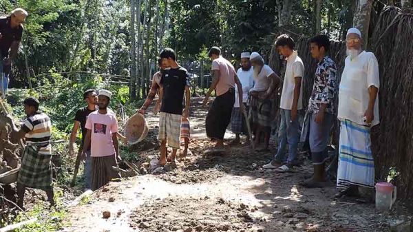 রাজাপুরে স্বেচ্ছাশ্রমে রাস্তা সংস্কার করলো এলাকাবাসী