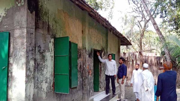 কাঠালিয়ায় জড়াজীর্ণ মসজিদ ও ঝুঁকিপুর্ন রাস্তাসহ সেতু পরিদর্শন