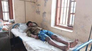 পরকীয়ায় বাঁধা দেওয়ায় শিক্ষার্থীকে পিটিয়ে আহত
