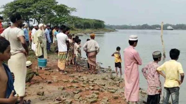 লঞ্চের ধাক্কায় মাছ ধরার নৌকাডুবি, ৯ বছরের শিশু নিখোঁজ