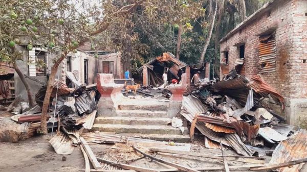 রাজাপুরে প্রবাসীর বসতঘরে দুর্বৃত্তদের আগুন