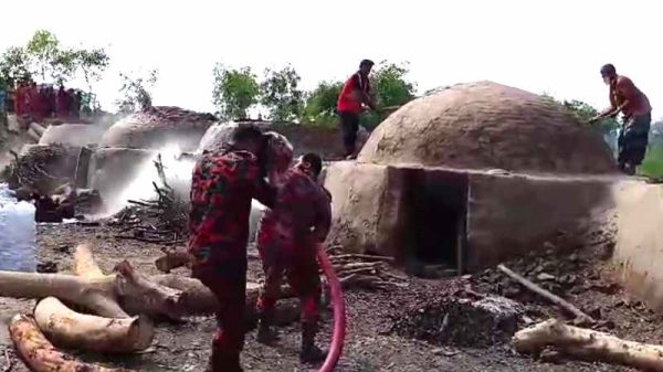 কাঠালিয়ায় কাঠ পুড়িয়ে কয়লা তৈরির ২৩টি অবৈধ চুল্লি গুড়িয়ে দিলেন ভ্রাম্যমাণ আদালত