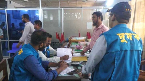 ঝালকাঠি বিআরটিএ কার্যালয়ে দুদকের অভিযান
