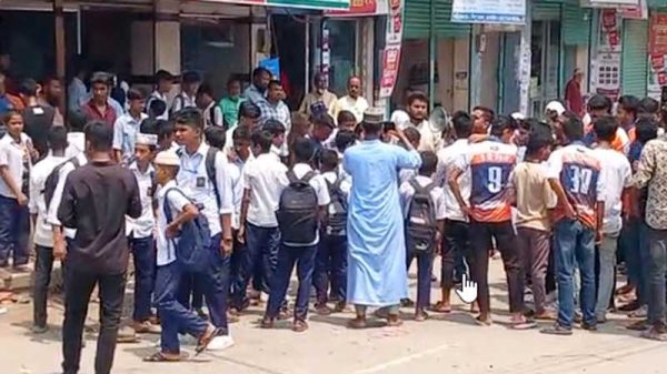 আওয়ামী লীগ নিষিদ্ধের দাবিতে কাঠালিয়ায় ছাত্র জনতার বিক্ষোভ মিছিল