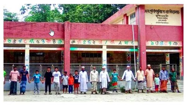 কাঠালিয়ায় ছাত্রকে জুতাপেটা করার অভিযোগে শিক্ষকের বিরুদ্ধে মানববন্ধন