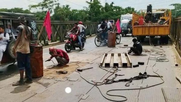 ঝালকাঠির বাসন্ডা ব্রিজ যেন মরণফাঁদে পরিণত হয়েছে