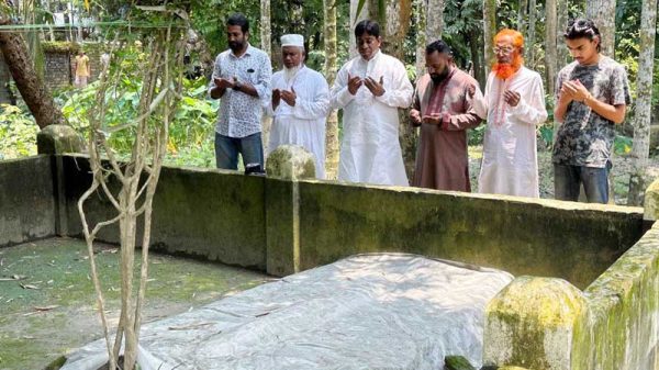 জেপি’র কাঠালিয়া উপজেলার সাবেক আহবায়কের কবর জিয়ারত করলেন এনামুল ইসলাম রুবেল