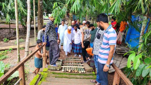 কাঠালিয়ায় ঝুঁকিপূর্ণ আউরা খালের ব্রিজ স্বেচ্ছাশ্রমে মেরামত করলো এলাকাবাসী