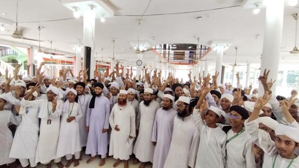 টিকার: এইচএসসি পরীক্ষায় অকৃতকার্য হওয়ায় ঝালকাঠির কাঠালিয়ার আমুয়া শহীদ রাজা ডিগ্রী কলেজের শিক্ষার্থী ইয়াসিন আরাফাত (১৮)বিষপানে আত্মহত্যা (নোট: আজ বৃহস্পতিবার সন্ধ্যায় বরিশাল সেবাচীম হাসপাতালে চিকিৎসাধীন অবস্থায় তার মৃত্যু হয়। মৃত শিক্ষার্থী ইয়াসিন আরাফাতের গ্রামের বাড়ি বরগুনা জেলার বামনা উপজেলার বড় যাদবপুরা গ্রামে। সাকিবুজ্জামান সবুর কাঠালিয়া, ঝালকাঠি ০১৭৭৪৯৩৭৭৫৫