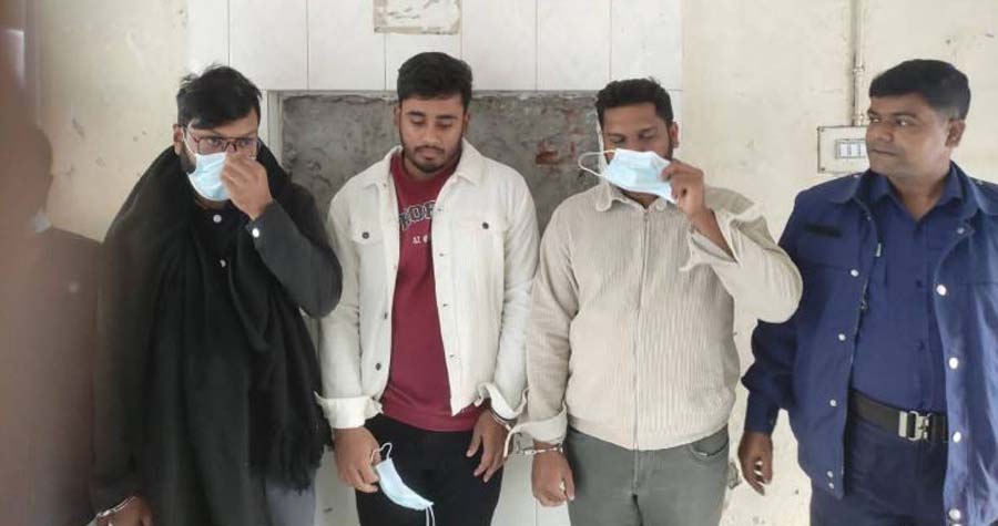 ঝালকাঠিতে বিদেশি মদসহ প্রাইভেট কার জব্দ, ৪ জন গ্রেপ্তার