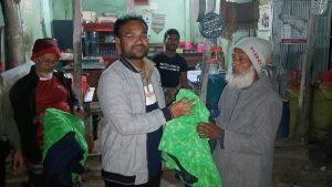 কাঠালিয়ায় হাড়কাঁপানো শীতে গভীর রাতে শীতার্তদের মাঝে ইউএনও’র কম্বল বিতরণ