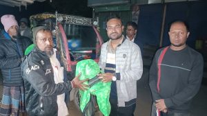 কাঠালিয়ায় হাড়কাঁপানো শীতে গভীর রাতে শীতার্তদের মাঝে ইউএনও’র কম্বল বিতরণ