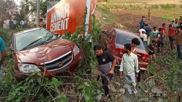 ঝালকাঠিতে নৌ কর্মকর্তার প্রাইভেট কার খাদে, দেড় বছরের শিশু নিহত