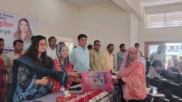 নলছিটিতে সেলাই মেশিন, খেলাধুলার সামগ্রী ও বাদ্যযন্ত্র বিতরণ