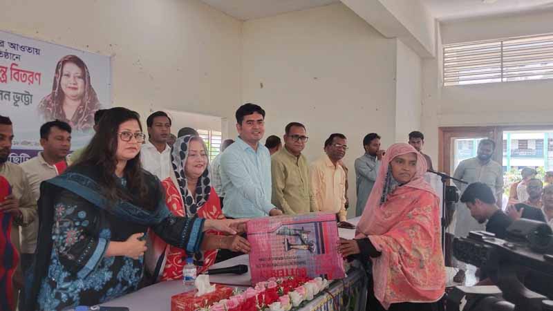 নলছিটিতে সেলাই মেশিন, খেলাধুলার সামগ্রী ও বাদ্যযন্ত্র বিতরণ