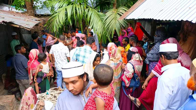 রাজাপুরে ঘর মেরামতের সময় টিনের চালা থেকে পা ফসকে কাঠমিস্ত্রীর মৃত্যু