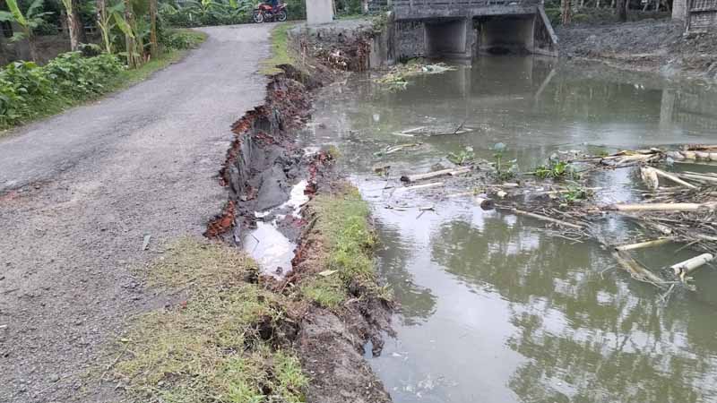 রাজাপুরে অপরিকল্পিত খাল খননে সড়কে ধস
