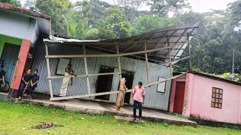 কালবৈশাখীর তাণ্ডবে বিদ্যালয়ের চাল উড়ে গেল, পাঠদান নিয়ে অনিশ্চয়তা
