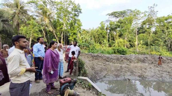 রাজাপুরে খাল পুনঃখননে অনিয়ম: পরিদর্শনে গিয়ে অসঙ্গতি পেলেন ইউএনও