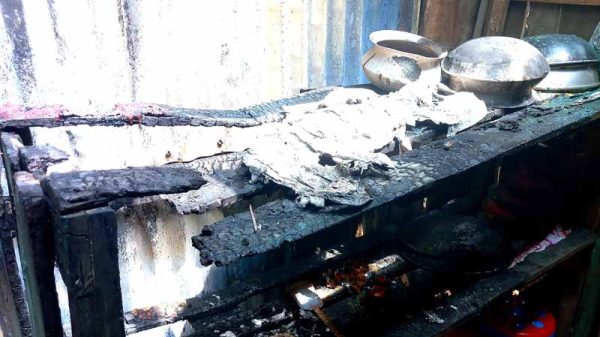 কাঠালিয়ায় শিক্ষকের রান্না ঘরে আগুন দিয়েছে দুর্বৃত্তরা
