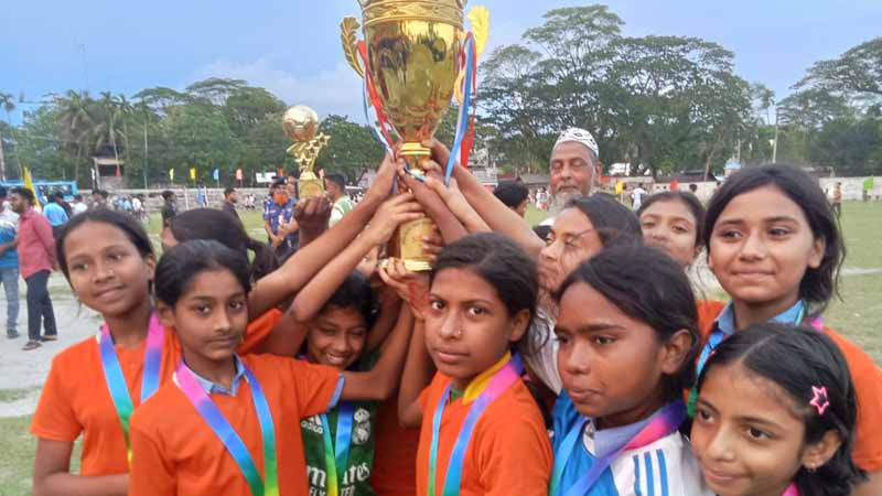 প্রাথমিক বিদ্যালয় গোল্ডকাপ ফুটবল টুর্নামেন্টে জেলায় রাজাপুরের বালক-বালিকা দল চ্যাম্পিয়ন