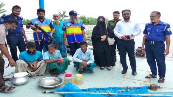 কাঠালিয়ায় বিষখালী নদীতে অভিযান চালিয়ে মশারি জালসহ ৩ জেলে আটক