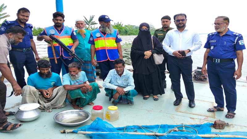 কাঠালিয়ায় বিষখালী নদীতে অভিযান চালিয়ে মশারি জালসহ ৩ জেলে আটক