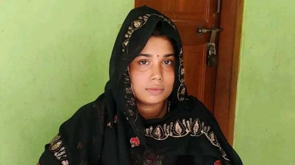 কাঠালিয়ায় স্ত্রীর স্বীকৃতির দাবিতে কুড়িগ্রামের মেয়ে জান্নাতির অনশন