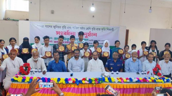 কাঠালিয়ায় কৃতি শিক্ষার্থীদের সংবর্ধনা