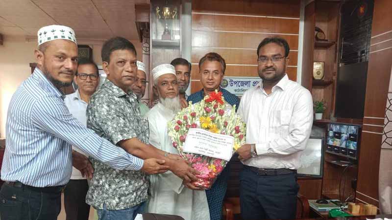কাঠালিয়ার ইউএনও মকবুল হোসেনকে আমুয়া শহীদ রাজা ডিগ্রি কলেজ পরিবারের ফুলেল শুভেচ্ছা