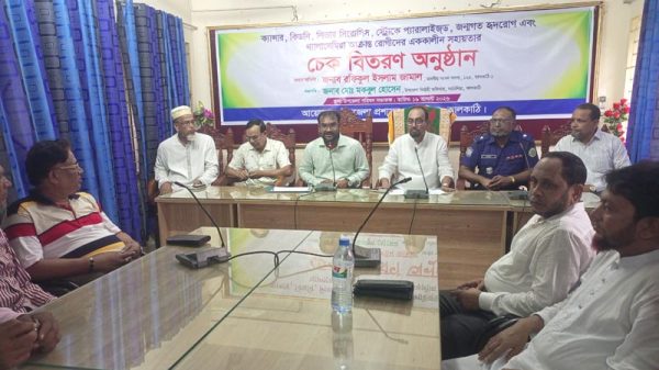 কাঠালিয়ায় ৬টি রোগে আক্রান্ত রোগীদের মাঝে আর্থিক সহয়তার চেক বিতরণ
