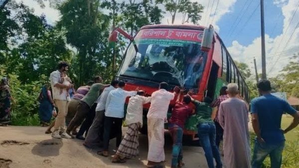 কাঠালিয়ায় সাইড দিতে গিয়ে ফাঁদে বিআরটিসি
