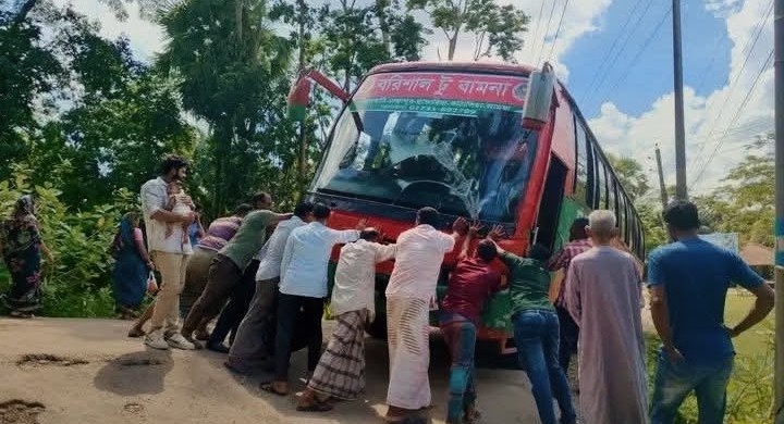 কাঠালিয়ায় সাইড দিতে গিয়ে ফাঁদে বিআরটিসি
